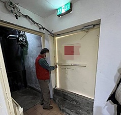 為預防大樓發生火警釀憾事，台北市建築管理工程處修訂規定要求北市6樓至7樓的集合住宅應辦理公安申報。圖為建管處先前派人檢查大樓公安情況。（建管處提供）
