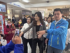 中國國民黨主席鄭麗文（右2）29日出席台南市黨慶活動，受到熱烈歡迎，右為國民黨立委謝龍介。