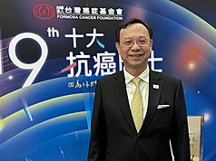 國民黨提案修法「中配6改4」引發議論，衛福部長石崇良29日受訪時指出，修法權限不在衛福部手上，但涉及健保，其他國籍的居留者沒有依親規定，只有中配父母有依親可加保規定，造成納保不公平現象。