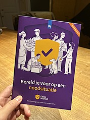 為確保民眾在面對災害發生時能夠做好準備並充足應對，荷蘭政府近期開始向民眾發送「為緊急狀況做好準備」安全指南手冊。（讀者提供）　
