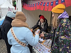 駐立陶宛代表王雪虹在耶誕市集台灣攤位上，向民眾介紹特色商品。
