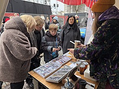 台灣退休外交官蔡幼文手工製作、提供給台灣代表處義賣的繩結編織，成為攤位熱門商品之一。
