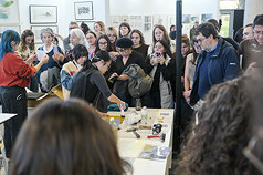 第14屆西班牙畢爾包藝博會（FIG Bilbao）自27日至30日在畢爾包登場，今年推出「聚焦台灣」主題特展，除展出跨世代版畫、水墨藝術及學生創作外，並舉辦5場活動。其中「無毒樹脂感光版」工作坊，由藝術家張瀞予分享台灣版畫工具材料的新創技術，吸引大批人潮觀摩。

