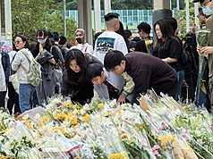 香港宏福苑26日發生奪命大火，香港市民30日到大火現場為死難者獻花哀悼。