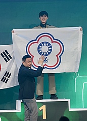 「2025亞洲技能競賽」台灣共有49名國手在44個職類展現技藝，閉幕典禮30日在台北南港展覽館舉行，勞動部長洪申翰（前）為獲獎選手鼓掌。