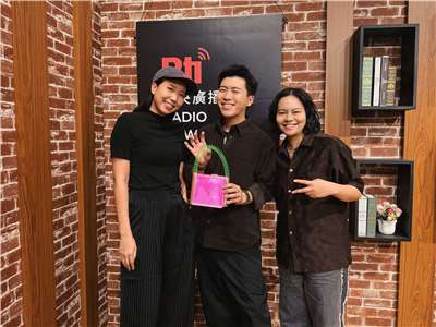 主持人內克（中）與來賓凹與山