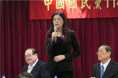 國民黨主席鄭麗文(中)今天(3日)出席中評會，喊出2026年地方選舉，除了要延續現有15個藍營執政縣市，還要力拼翻轉南台灣，以及2028年要重返執政，中評委出席人數踴躍。(趙婉淳 攝)