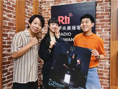 來賓好樂團與主持人內克（右一）