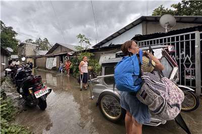 颱風鳳凰侵襲菲律賓北部，居民忙著撤離到安全地區。