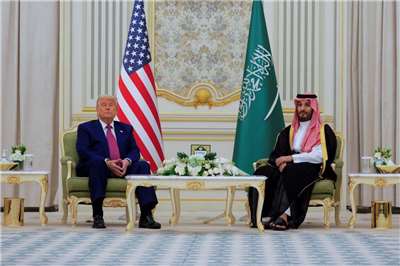 圖為美國總統川普(左)今年5月13日訪問沙烏地阿拉伯與王儲穆罕默德．薩爾曼(Mohammed bin Salman)(右)會晤。