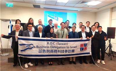 台以商會是爆發哈瑪斯恐攻兩年來，第一個訪以的台灣企業團體。左四為我駐以色列代表處李雅萍大使、左五為前內政部長林右昌。圖：台灣駐以色列代表處提供