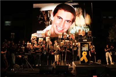 在特拉維夫一場要求歸還已故人質遺體的集會上，展示著戈爾丁(Hadar Goldin)軍官的照片。資料照。