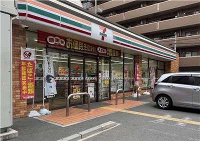 日本各地接連發生熊襲人事件，三大便利商店品牌7-Eleven、全家（FamilyMart）、羅森（LAWSON）紛紛採取防備措施。(Rti資料照)