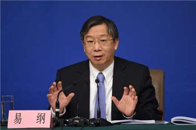 北京方面大力整治「裸官」，以至中國全國政協近日有9名專門委員會副主任丟官。圖為其中之一的中國人民銀行前行長易綱。資料照。(AFP)