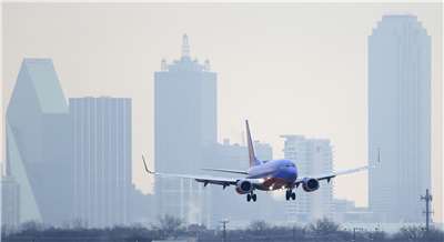 圖為一架西南航空(Southwest Airlines)班機準備降落美國達拉斯愛田(Love Field)機場。資料照。