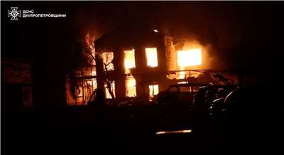 在俄羅斯對烏克蘭發動攻擊期間，位於第聶伯羅的一處建築物遭到俄羅斯無人機襲擊，濃煙和火焰從該地點升起。  (路透社/達志影像)