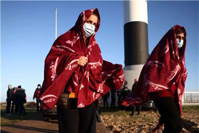 大批非法移民橫渡英吉利海峽進入英國。(檔案照)