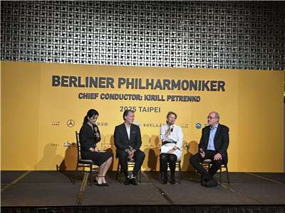 柏林愛樂總經理齊茨施曼(Andrea Zietzschmann)(右二)與樂團代表們分享這次訪台心情。(楊雨青 攝)