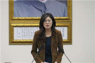 賴清德總統今天(26日)宣布投入新台幣1兆2,500億元追加國防預算，對此，國民黨主席鄭麗文下午在中常會隔空向賴總統喊話「賴總統，您在玩火啊」，呼籲賴總統不要成為麻煩製造者，因為賴總統的談話不但讓台海變成火藥庫，還把台灣變成兵工廠。(趙婉淳 攝)