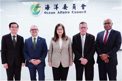 海委會管碧玲主委（正中間）與馬紹爾群島John M. Silk大使（右2）、巴拉圭Marcelo Eliseo Scappini Ricciardi大使（左2）、斐濟Filipo Tarakinikini大使（右1）合影。圖：海委會提供