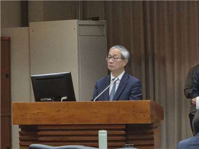 被媒體問到拿到後普發一萬現金怎麼花？文化部長李遠表示，會全部花在文化消費上。(江昭倫 攝)