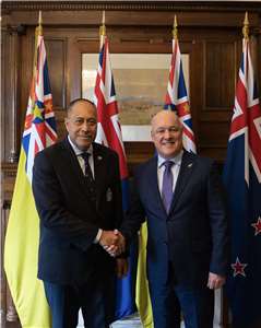 紐西蘭總理盧克森(Christopher Luxon)(右) 與紐埃(Niue)總理塔格拉吉(Dalton Tagelagi)在奧克蘭會談。