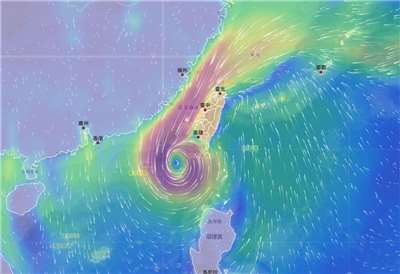 輕度颱風「鳳凰」12日上午11時的中心位置已來到鵝鑾鼻西方140公里的近海。(翻攝氣象署官網)