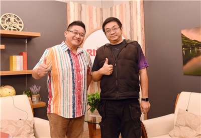 作家、同時也是新科總統文化獎得主的林立青(右)，4日接受《央廣會客室》節目主持人夏治平(左)專訪，暢談他如何從作家身分，進一步成為社會行動者。(江麗華 攝)