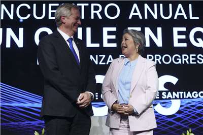 據16日智利總統選舉部分計票結果，極右派領袖卡斯特(Jose Antonio Kast，左)與左派前勞工部長賈拉(Jeannette Jara，右)兩人在選舉中領先，將進入12月的第二輪決選。圖為兩人合影資料照。(美聯社/達志影像)