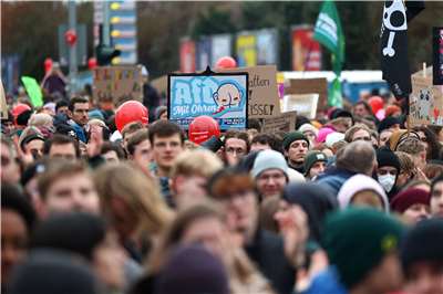 德國另類選擇黨成立新青年組織，數萬人上街抗議。