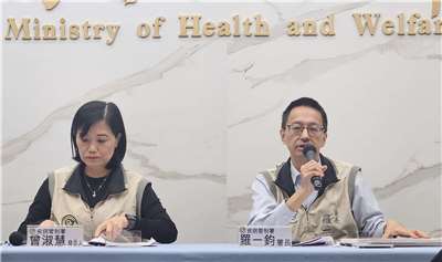 疾管署長羅一鈞(右)25日表示，將再增購15萬劑公費流感疫苗。(劉品希 攝)