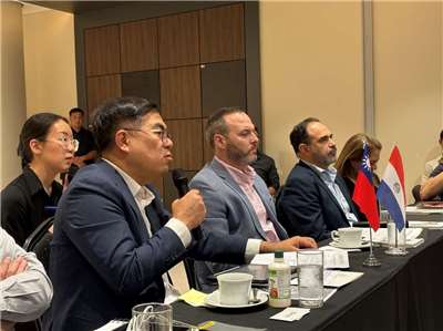 環境部長彭啓明11月中旬率團赴巴拉圭，推動「台巴環境治理行動方案」。圖為台巴兩國環境部召開「台巴環境治理行動方案」工作會議。(圖：環境部)