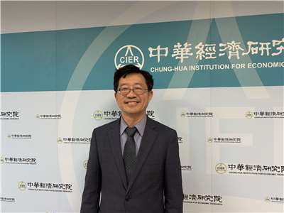 中華經濟研究院院長連賢明指出，10月台灣製造業採購經理人指數(PMI)中斷連續4個月緊縮轉為擴張，主要是出口暢旺帶動一些指數。(楊文君攝)