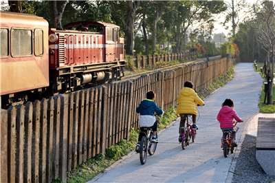 串連鹿滿與竹崎的自行車道 可享受追火車的樂趣   本照片由阿里山林鐵提供/吳明翰拍攝