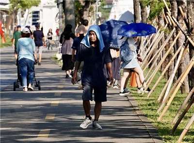 中央氣象署7日在臉書「報氣候－中央氣象署」發文表示，10月台灣氣溫平均攝氏27.4度，較氣候平均值高2.2度，11個平地站月平均氣溫創1951年以來同期最高。 (圖：中央社)