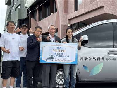 曾寶儀(右一)、門諾醫院院長莊永鑣(右二)、特助賈漢生(右三)在捐車儀式留影。(門諾醫院提供)