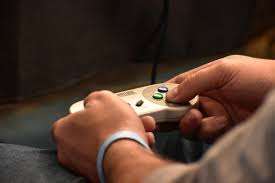 中國繼「躺平」之後， 持續掀起一種低慾望、逃避社交、宅在家的生活潮流，他們寧願極簡消費，宅在家玩手遊等，經濟學家警告，這種消費模式蔓延，恐將不利內需消費。 (Pixabay)