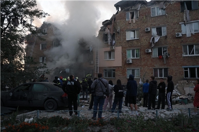 傳出美國正提供一份俄烏和平計畫，要求烏克蘭割讓土地換取和平。圖為俄羅斯對烏克蘭首都基輔發動致命空中襲擊後，遭毀損的建築物。(圖:X@ZelenskyyUa)