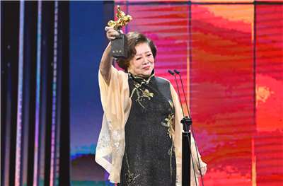 陳淑芳獲金馬終身成就獎。（ 金馬委會提供）