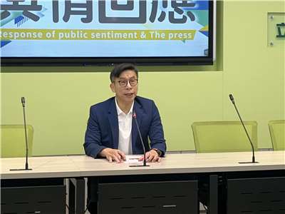 針對國民黨團總召傅崐萁提出國籍法修正草案，民進黨團幹事長鍾佳濱今天(27日)表示，傅崐萁所提的國籍法修法，背離民主國家最金本公務員對國家忠誠原則，公務員代表國家依法行使公權力，不可能負擔他國政府法律規範其蒐集情報或顛覆其他國家的任務，不可以有雙重效忠對象。(趙婉淳 攝)

