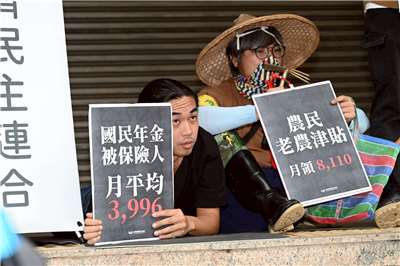 「經濟民主連合」今天(6日)在立法院抗議藍、白兩黨欲停砍年金，並表示前一波年改已修法保障公教人員退休金最低32,160元，相較之下，台灣仍有200多萬名65歲以上長者月領不到8千元。(經濟民主連合提供)