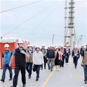 前總統蔡英文23日偕同前行政院長蘇貞昌參觀淡江大橋，讚中央與地方合作典範。(蔡英文臉書)