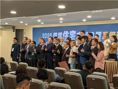 在內政部地政司的指導下，租賃住宅商業同業公會全國聯合會19日主辦租賃條例修法研討會，內政部地政司司長林家正和與會貴賓合影留念。(陳念宜 攝)