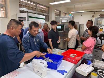 為解決牡蠣剝殼長期面臨的人力短缺與高齡化問題，農業部水產試驗所於日前舉辦「國產牡蠣開殼人機協同作業暨品質提昇技術工作坊」，藉由導入超高壓加工技術，推動我國牡蠣產業自動化與品質升級。(水試所提供)