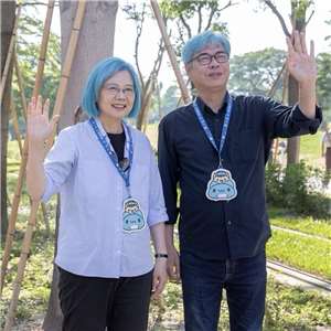 前總統蔡英文在Threads發布她與高雄市長陳其邁的「藍髮照」，應援周子瑜。(蔡英文Threads)