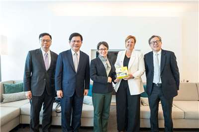 擔任IPAC比利時共同主席的比利時眾議院外交委員會主席Els Van Hoof（右二）接機歡迎蕭美琴副總統及外交部訪團一行。(林佳龍臉書)