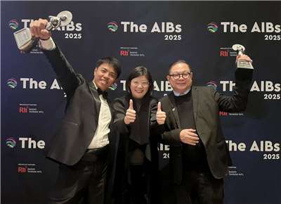 Rti央廣董事長賴秀如(中)與榮獲 AIB 終身成就獎的央廣資深媒體人黃佳山(右)，以及拿下廣播年度主持人獎的華語節目部主持人曾偉旻(左)，在頒獎典禮上共同留影，見證榮耀時刻。