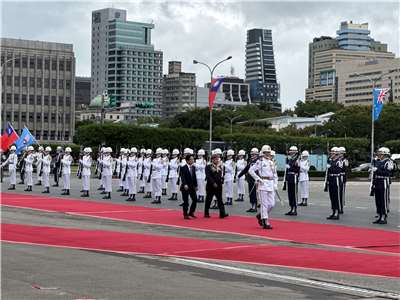 賴清德總統今天(18日)上午以隆重軍禮歡迎吐瓦魯國總理戴斐立(Feleti Teo)率團來訪，象徵兩國邦誼穩固。(劉玉秋攝)