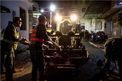 鳳凰颱風造成宜花地區嚴重災情，國軍不分晝夜持續投入兵力進行災後復原工作。圖為53工兵群在宜蘭執行清淤工作。(國軍第三作戰區提供)