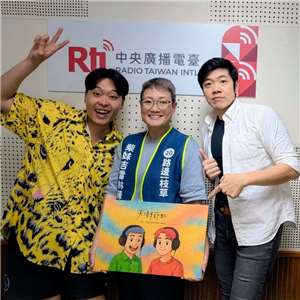 主持人佑仁(左)、亞特(右)與來賓阿草(中)